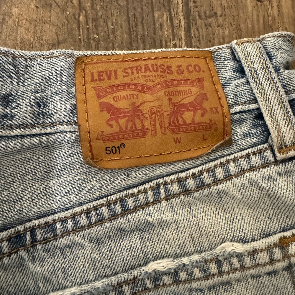Levi’s 501 shorts size 25. Light denim. Button up fly. High waisted - Picture 6 of 13